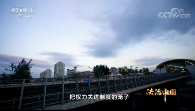 习近平谈依法行政：坚决克服政府职能错位、越位、缺位现象