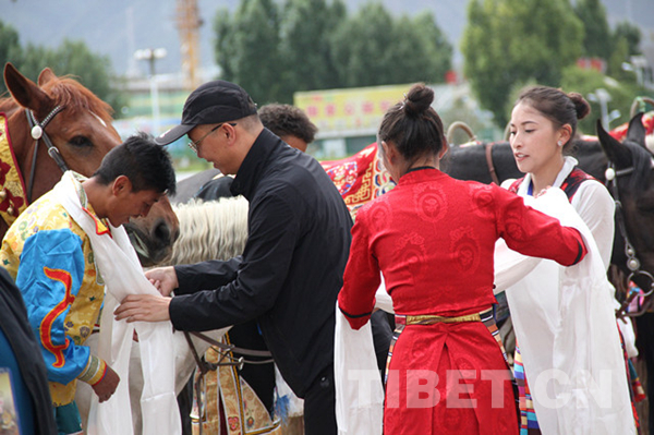 雪顿节：民族传统马术表演潇洒回归