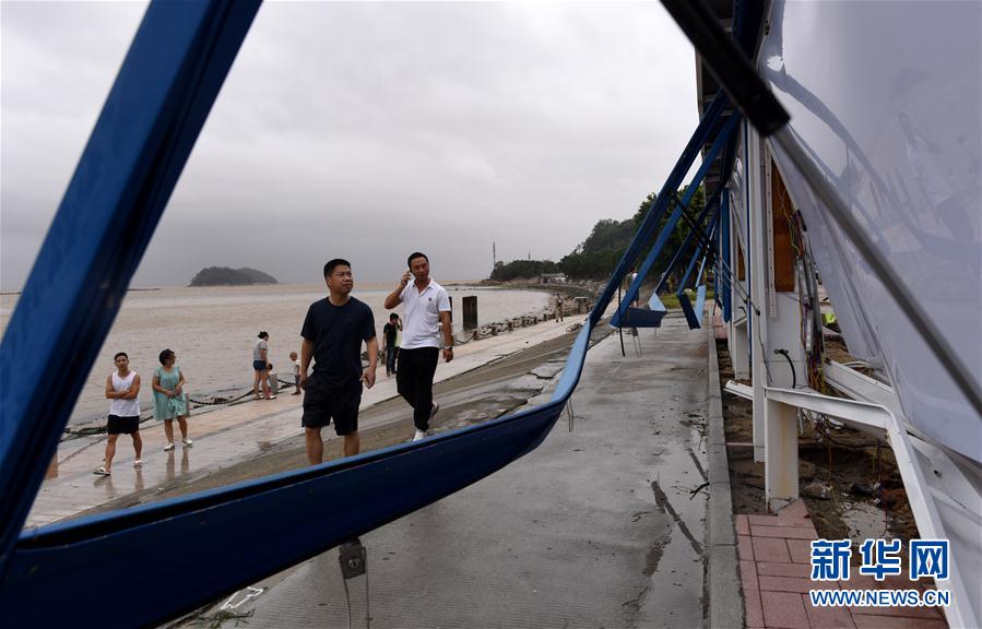 台风登陆现场直击：船“上”马路，车“游”海里