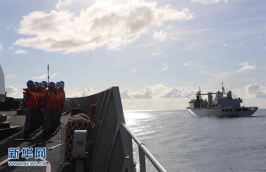 中国海军远航访问编队在印度洋展开实弹演练