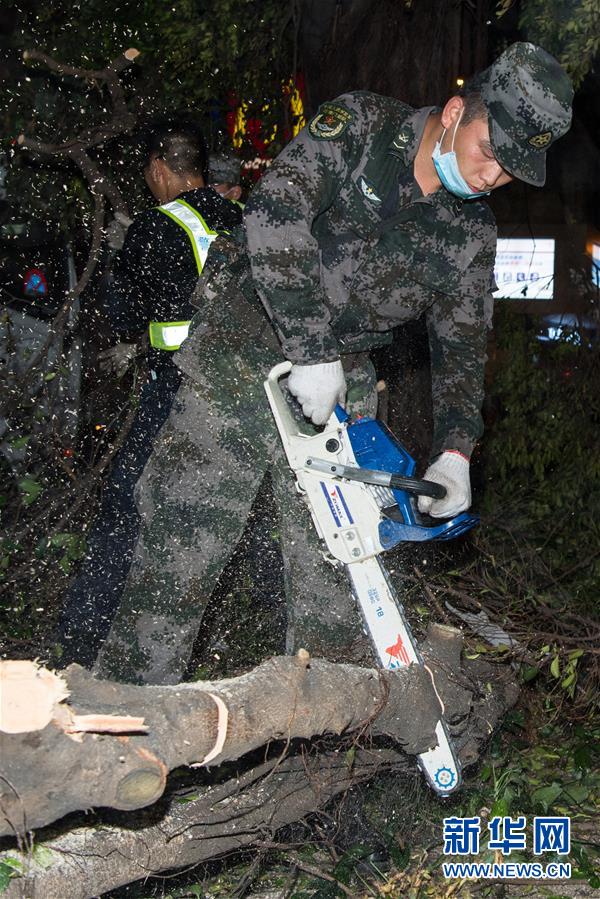 驻澳门部队协助澳门特别行政区政府救助台风灾害
