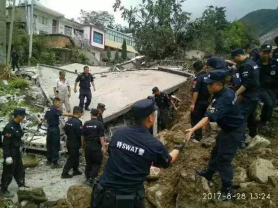 贵州：千余警力奋战纳雍张家湾地质灾害现场
