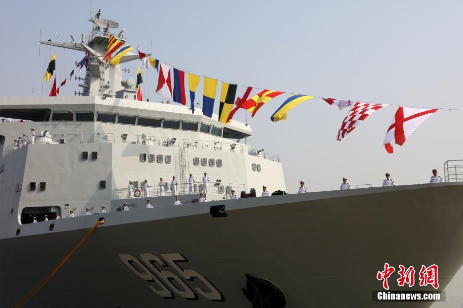 中国新型综合补给舰首舰呼伦湖舰交接入列