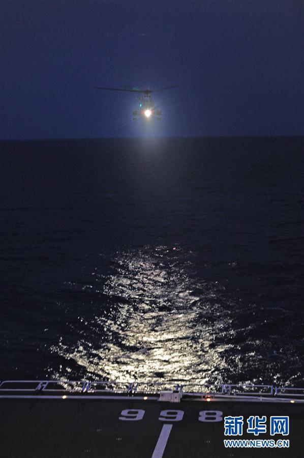 我海军救护直升机首次在地中海进行跨昼夜飞行训练