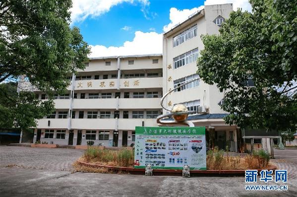 新华社评论员：致敬，照亮课堂的“莹光”
