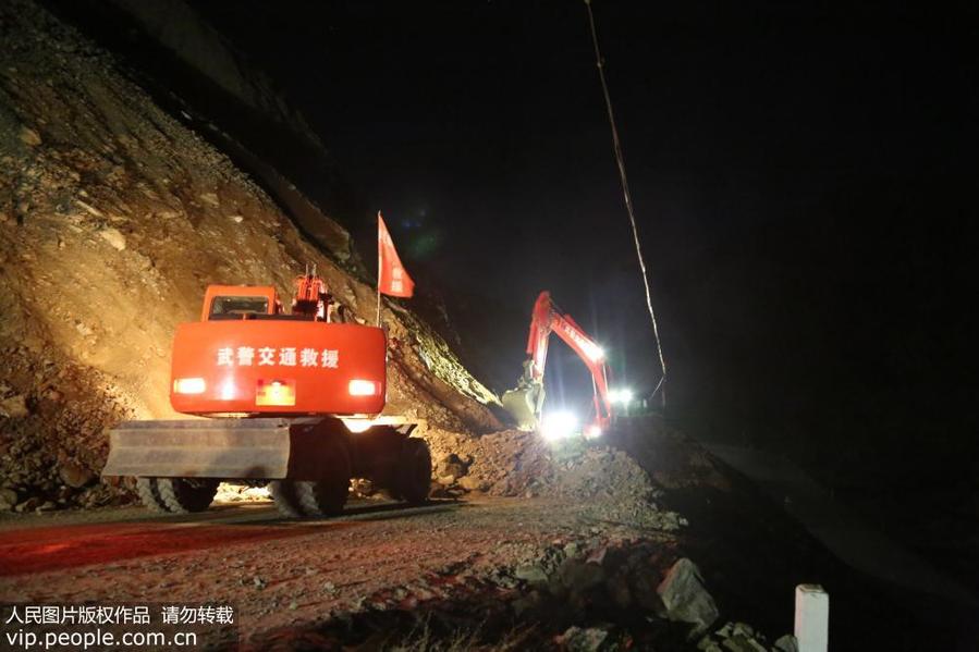 新藏公路新疆库地达坂段突发山岩崩塌 武警交通官兵星夜投入抢险