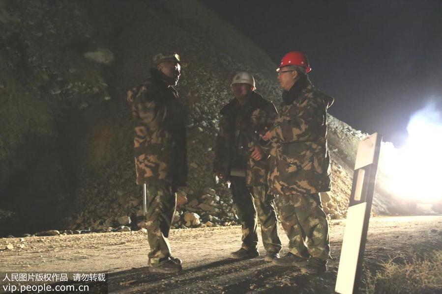 新藏公路新疆库地达坂段突发山岩崩塌 武警交通官兵星夜投入抢险
