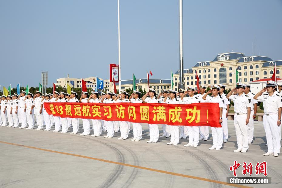 中国海军戚继光舰首次执行远航实习任务