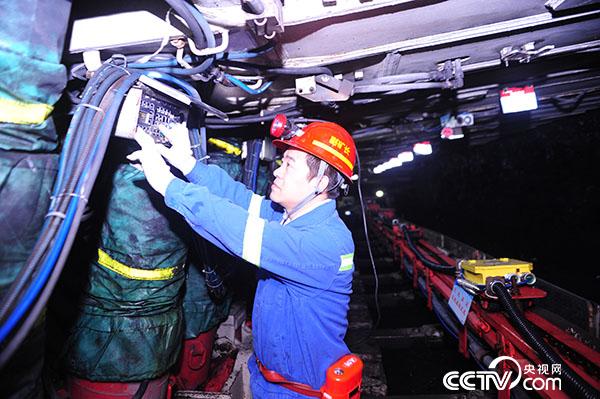 【中国梦·大国工匠篇】符大利：圆了600万矿工穿着西装地面采煤的梦想