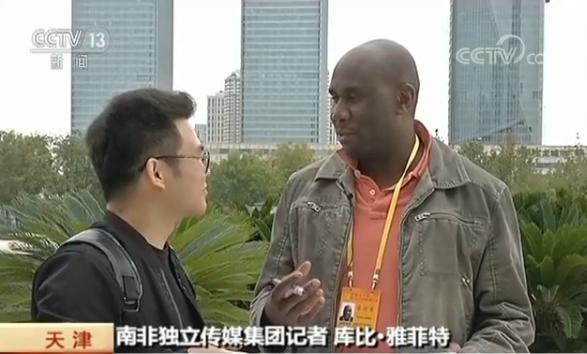 【外眼看中国】中国发展惠及世界 机器人分拣快递外国记者赞叹“太酷了”