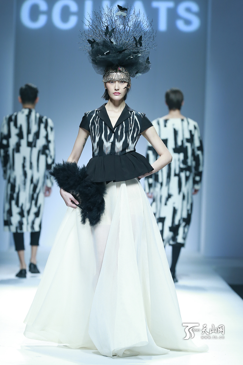 “艾德莱斯出天山”主题时装发布惊艳中国国际时装周