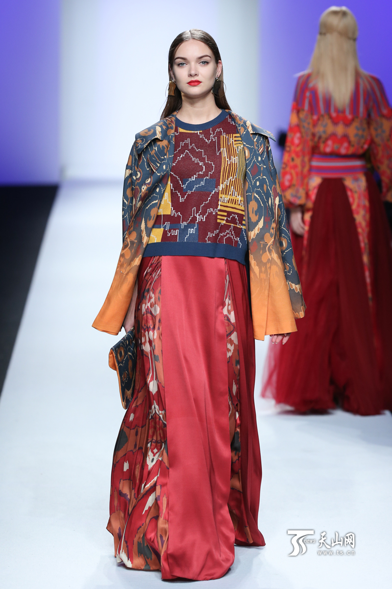 “艾德莱斯出天山”主题时装发布惊艳中国国际时装周