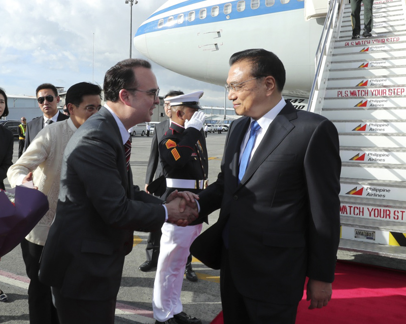 李克强抵达马尼拉出席东亚合作领导人系列会议并对菲律宾进行正式访问