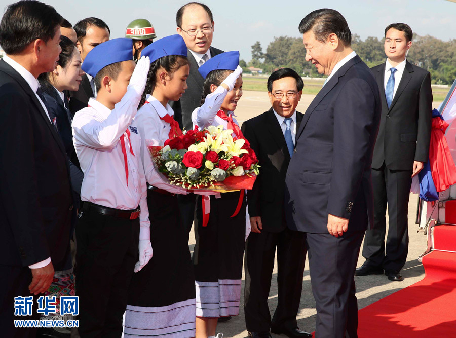 习近平抵达万象开始对老挝人民民主共和国进行国事访问