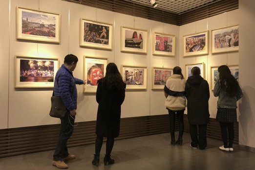 《百名摄影师聚焦香港》精选图片展在河北省图书馆举行