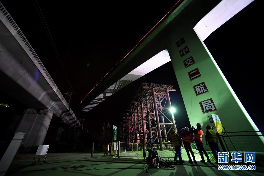 郑万高铁万吨T构桥横跨京广高铁转体成功