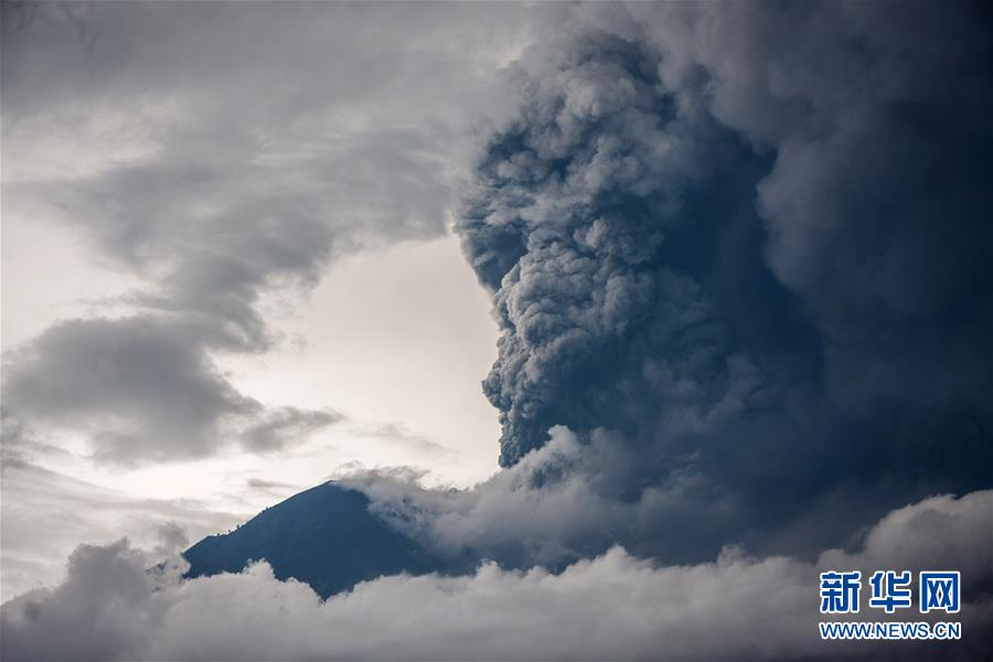 印尼巴厘岛火山喷发