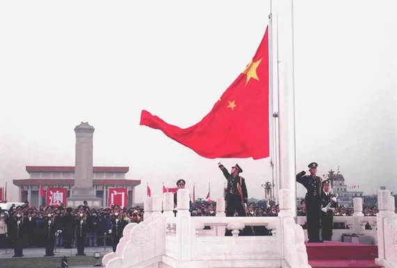 降旗与升旗｜18年前这一刻，多少中国人热泪盈眶！