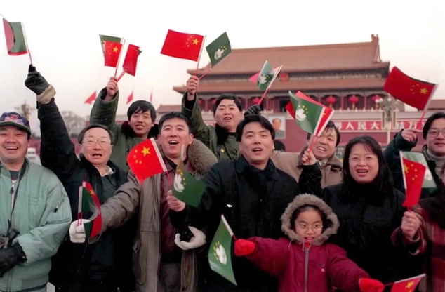 降旗与升旗｜18年前这一刻，多少中国人热泪盈眶！