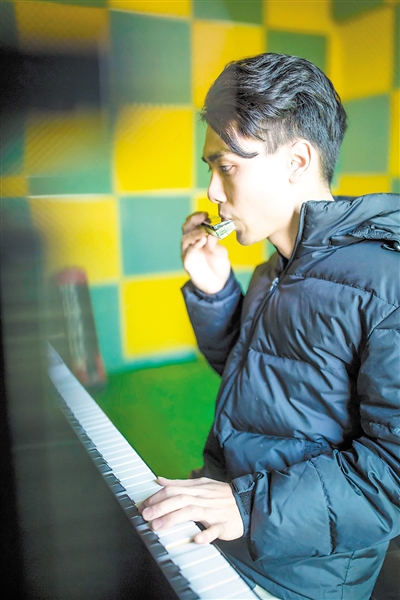 【中国梦·践行者】盲人乐手：我有双“黑色眼睛” 也有一个音乐梦