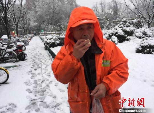 暴雪“盖”了半个金陵城：雪中“守护者”带来融融暖意
