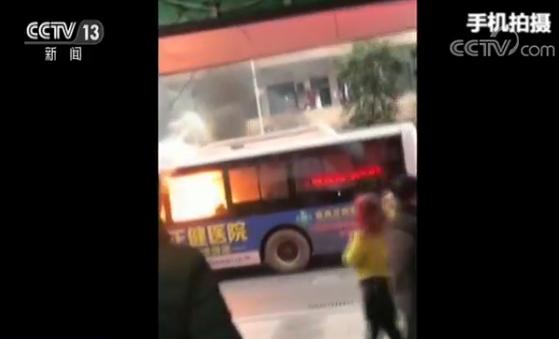 行驶公交车突然起火 热心市民奋力砸窗灭火救人