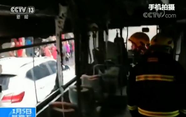 行驶公交车突然起火 热心市民奋力砸窗灭火救人