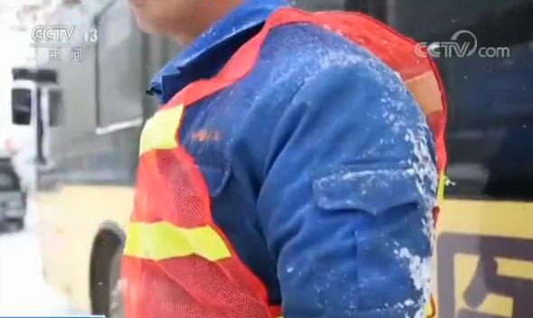 最强雨雪侵袭 为保公交运行近千名抢修队员卧雪排除故障