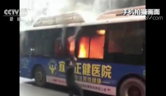 公交车起火市民奋力砸窗救人 司机果断停车为逃生赢得15秒