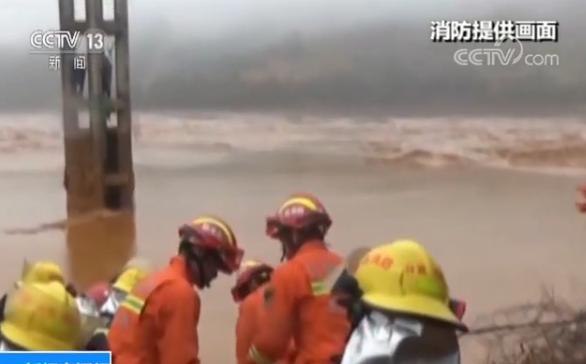 三名矿山工人被困泥浆 消防人员接警紧急救援