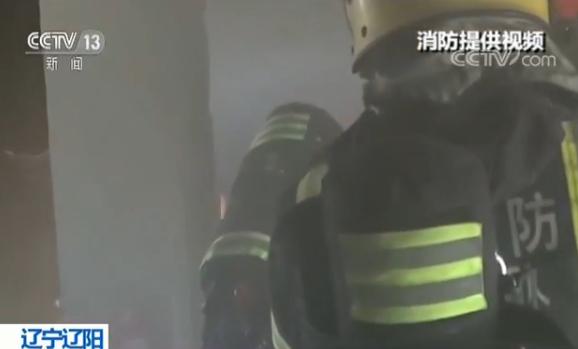 厨房起火引燃煤气罐 消防员手拎“火罐”狂奔疏散到安全区域