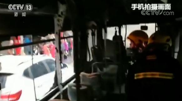 公交车起火市民奋力砸窗救人 司机果断停车为逃生赢得15秒