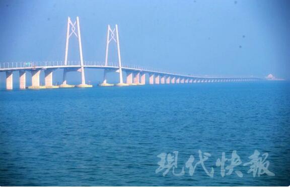 世界之最！碧海蓝天！航拍港珠澳大桥邂逅白海豚