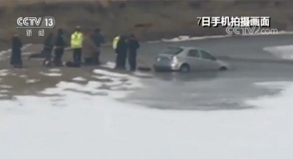 轿车侧翻跌入冰河 当地警民不顾冰天雪地合力救援