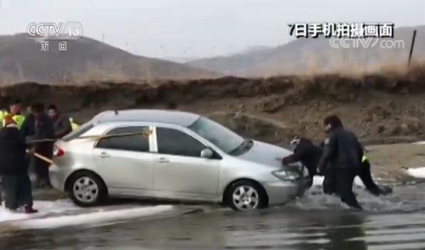 轿车侧翻跌入冰河 当地警民不顾冰天雪地合力救援