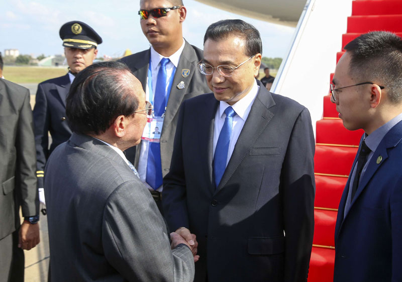 李克强抵达金边出席澜沧江－湄公河合作第二次领导人会议并对柬埔寨进行正式访问
