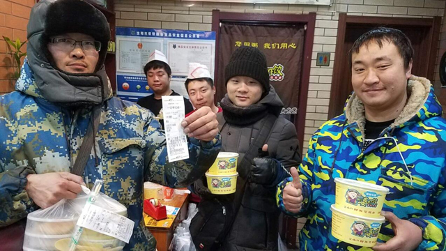 暖！风雪里沈阳姑娘订50碗小米粥送环卫工