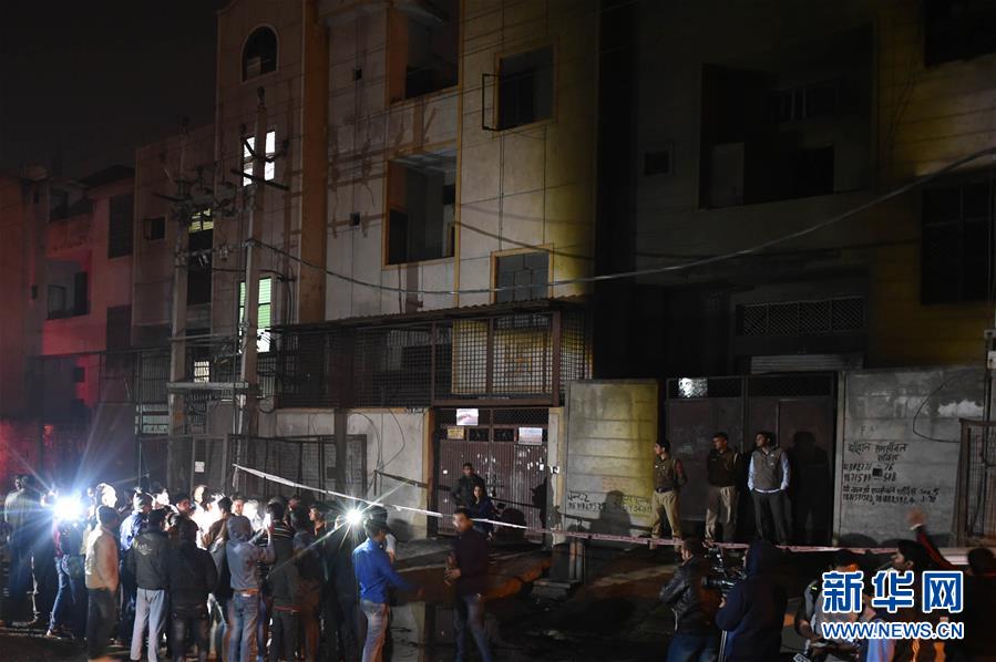 印度首都新德里一烟花厂突发大火造成17人丧生