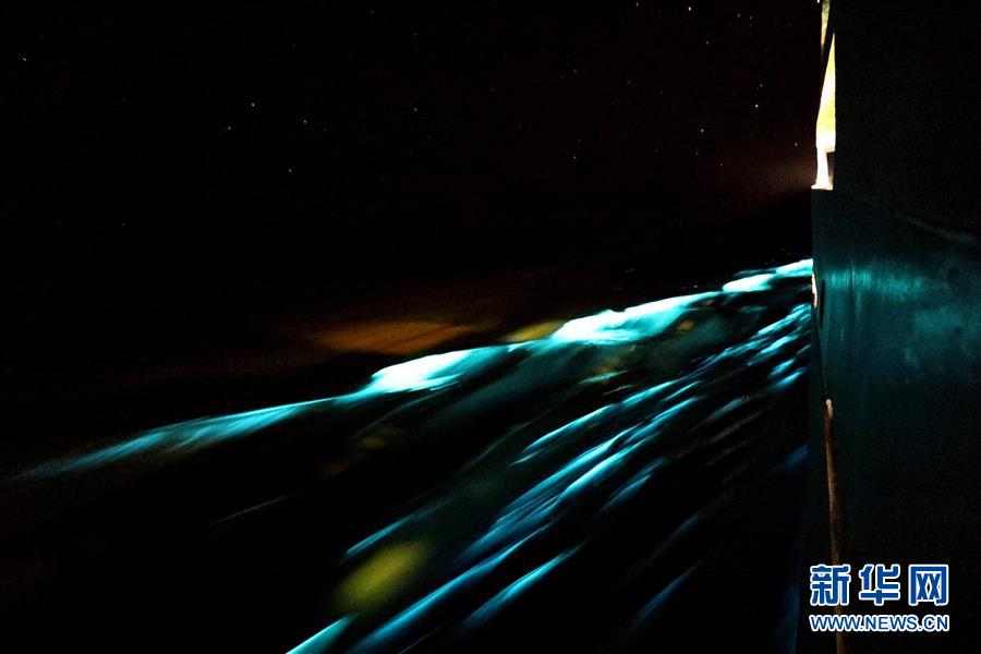 “实验3”号科考船遇莫克兰海沟“夜光海”奇异景象