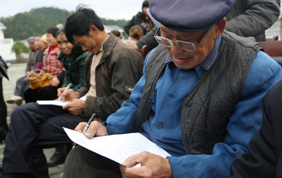 人民日报:有些地方年终测评满意度100%是讨来、换来的