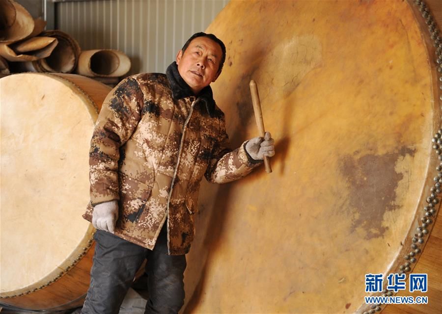 河北泊头：古法制鼓迎新春