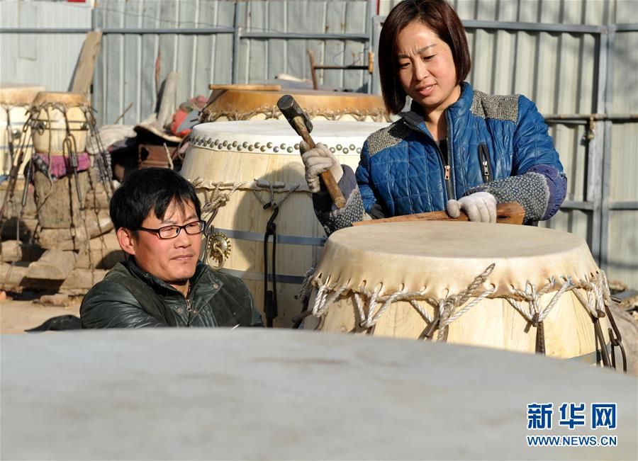 河北泊头：古法制鼓迎新春
