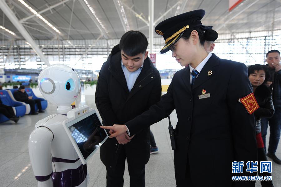 青岛：机器人服务春运