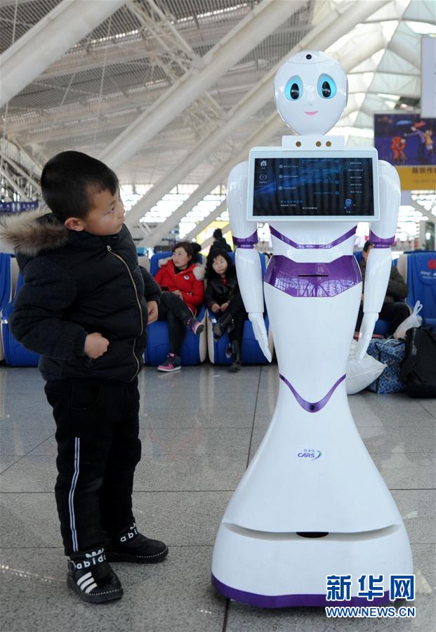 青岛：机器人服务春运