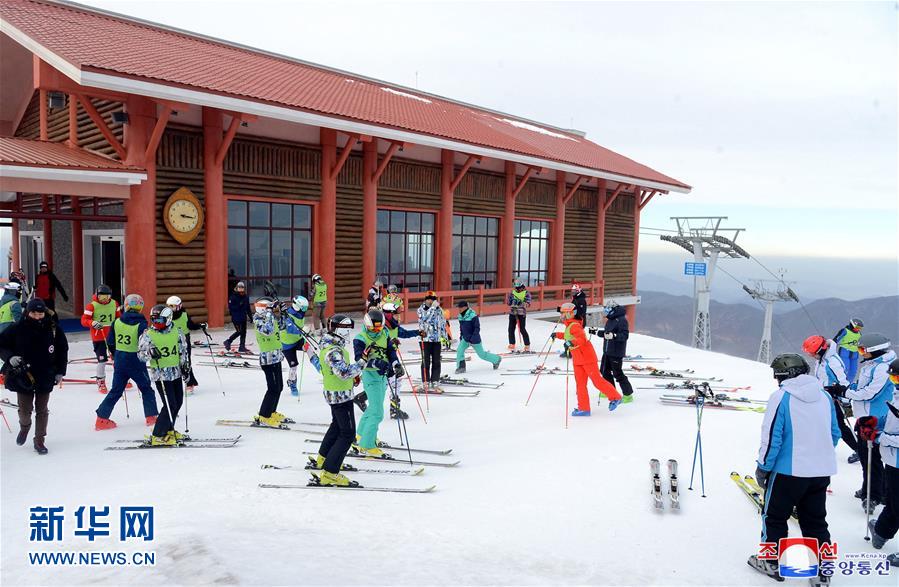 朝韩滑雪运动员在朝共同训练
