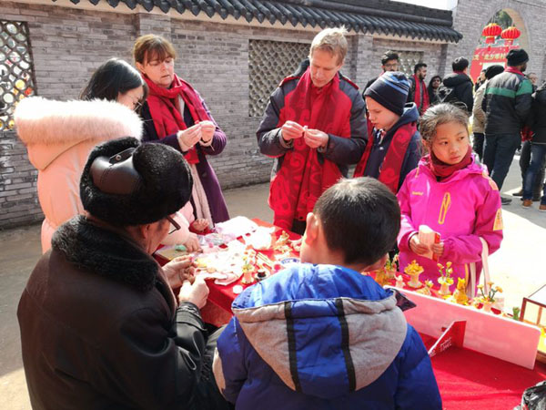 “趣”乡村、“过”大年 中外友人乐尚田