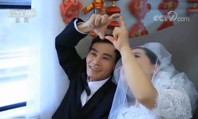 这个新年礼物不一般 婚纱照、亲子照......春运列车员用相机记录旅客的幸福瞬间
