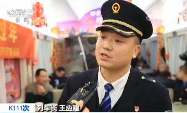 这个新年礼物不一般 婚纱照、亲子照......春运列车员用相机记录旅客的幸福瞬间