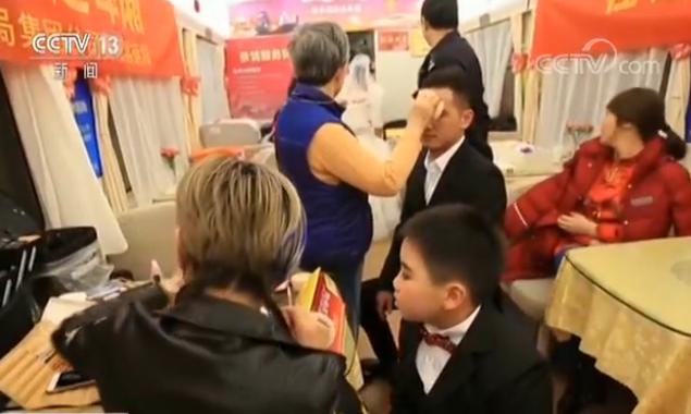 这个新年礼物不一般 婚纱照、亲子照......春运列车员用相机记录旅客的幸福瞬间