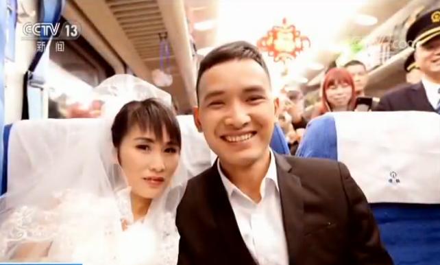 这个新年礼物不一般 婚纱照、亲子照......春运列车员用相机记录旅客的幸福瞬间